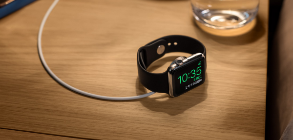 在apple watch連接好電源側(cè)放并且連接電源以后就能自動(dòng)進(jìn)入床頭鐘模式